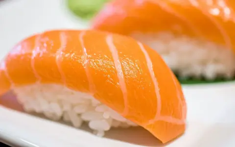 Nigiri co to? Dwa kawałki sushi z łososiem na ryżu, z bliska.