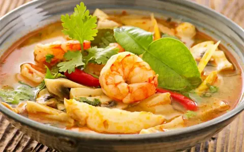 Aromatyczna zupa z krewetkami na mleku kokosowym, z dodatkiem grzybów, chili i świeżej kolendry.