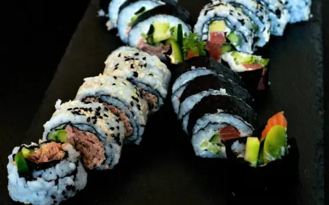 Pyszne rolki sushi z tuńczykiem, łososiem i awokado. Świetne pomysły na sushi na każdą okazję.