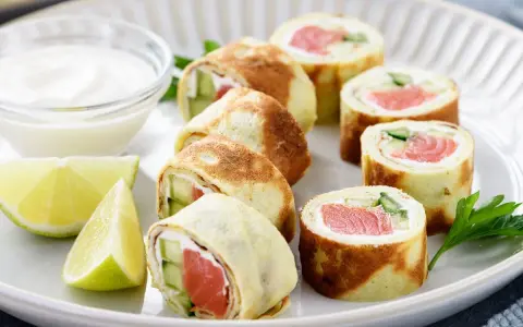 Sushi w naleśniku z łososiem, ogórkiem i serkiem. Pyszna alternatywa dla tradycyjnych rolek.