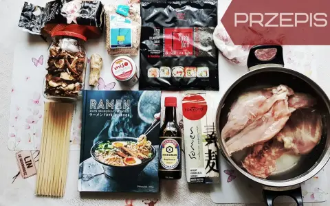 Składniki na pyszny ramen na pierwszy raz: suszone grzyby, nori, sos sojowy, makaron somen, sezam i kurczak do bulionu.
