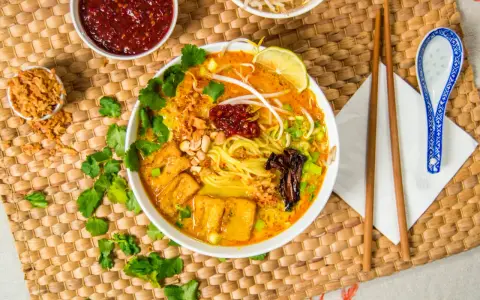 Aksamitny bulion, makaron, tofu i dodatki tworzą pyszną laksa. Co to jest? To azjatycka uczta!
