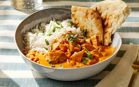 Pyszny butter chicken z ryżem i chlebkiem naan. Idealny przepis, jak zrobić butter chicken.