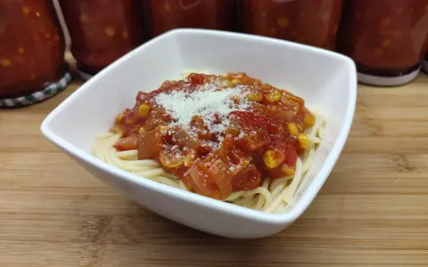 Spaghetti z domowym sosem chińskim z sosu sojowego, pomidorów i kukurydzy, posypane parmezanem.