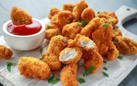 Chrupiące krewetki w panko, idealne do maczania w ketchupie. Pyszna przekąska na każdą okazję.