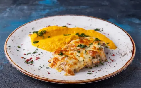 Pyszny kurczak katsu zapieczony z serem, podany z purée z dyni.