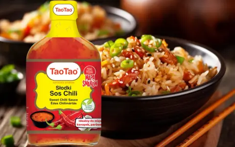 Butelka słodkiego sosu chili TaoTao obok miski ryżu po azjatycku. Idealny do mięs, kanapek, parówek.