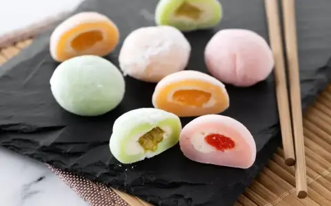 Kolorowe mochi z nadzieniem owocowym. Idealny mochi przepis na deser.