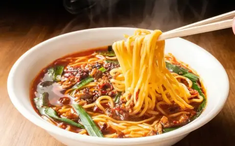 Gorące, parujące kluski unoszone pałeczkami z miski pełnej aromatycznego bulionu z mięsem i szczypiorkiem. Tak smakuje ramen!