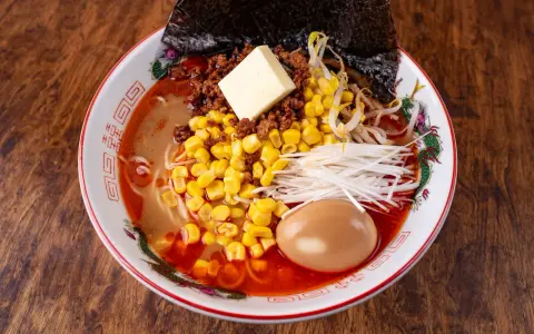 Misowa zupa ramen z mielonym mięsem, kukurydzą, kiełkami fasoli, jajkiem i kawałkiem masła.