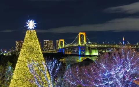 Świąteczna choinka i most tęczowy w Tokio. To magiczne boże narodzenie w japonii, gdzie światła miasta tworzą niezwykły klimat.