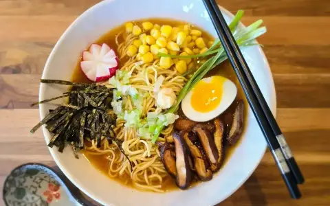 Aksamitny ramen z mlekiem kokosowym, z jajkiem, grzybami shiitake, kukurydzą, rzodkiewką i nori.