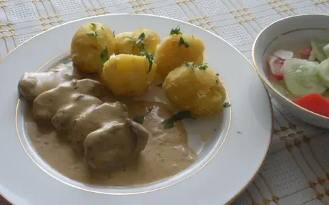 Polędwiczki w sosie sojowym z ziemniaczkami i surówką. Pyszny obiad gotowy!