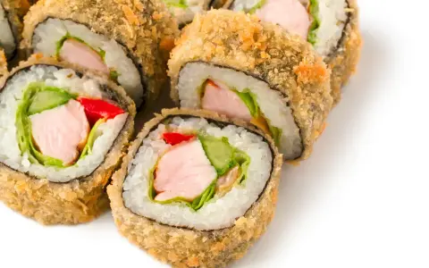 Chrupiące rolki sushi w tempurze z kurczakiem, ogórkiem i papryką. Idealne na przekąskę.