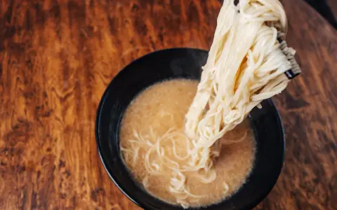 Para pysznego ramen, jaki makaron do ramen? Ten jasny, cienki makaron idealnie pasuje do bulionu.