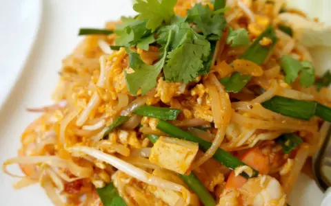 Pyszne pad thai z kurczakiem, krewetkami, tofu i świeżą kolendrą.