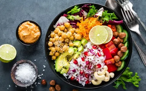 Kolorowy bowl z ciecierzycą, awokado, ryżem, papryką i granatem. Idealny przepis na zdrowy lunch.