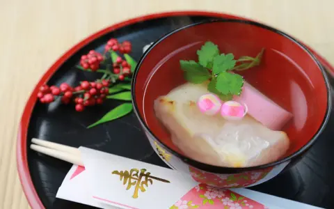 Tradycyjna zupa z mochi i rybą kamaboko. Smaczny początek nowego roku w Japonii.