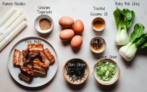 Składniki do ramen miso: makaron, jajka, boczek, pak choi, nori, cebula, shichimi togarashi, olej sezamowy i chili.