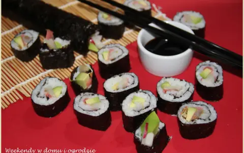 Pyszne sushi ze śledziem, awokado i rzodkiewką, przygotowane na weekendowy wieczór.