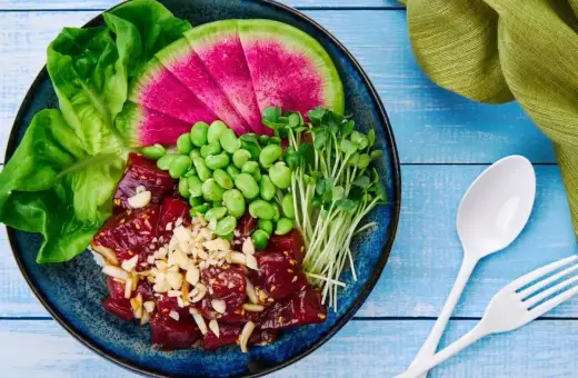 Kolorowe poke bowls z tuńczykiem, edamame, rzodkiewką i kiełkami. Pyszne i zdrowe danie.
