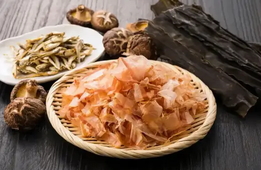 Suszone rybki, grzyby shiitake i wodorosty kombu – składniki bogate w smak umami, tworzące bazę dla wywarów.