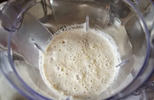 Puszysta masa w blenderze, gotowa do dalszej obróbki. To idealna podstawa tofu do wegańskich deserów lub sosów.