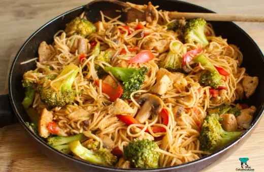 Pyszny stir fry z kurczakiem, brokułami i papryką. Idealny przepis na szybki obiad.