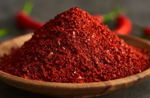 Gochugaru co to? To koreańska papryka chili w płatkach, dodająca ostrości i koloru potrawom.