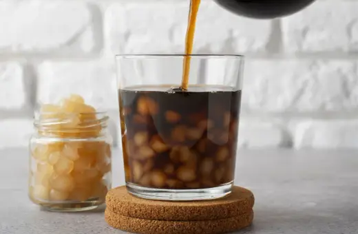 Kulki w bubble tea, widoczne w słoiczku i w szklance, to zazwyczaj tapioka.
