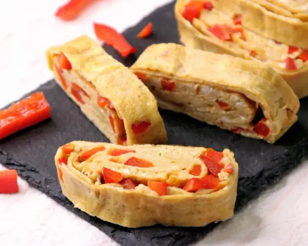 Roladki z jajek z papryką, czyli tamago co to. Smaczna przekąska na zimno lub ciepło.