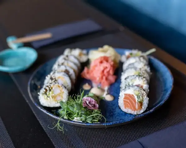 Talerz sushi z łososiem i krewetkami. Czy sushi jest ciężkostrawne? Zależy od składników, ale to danie wygląda apetycznie i lekko.