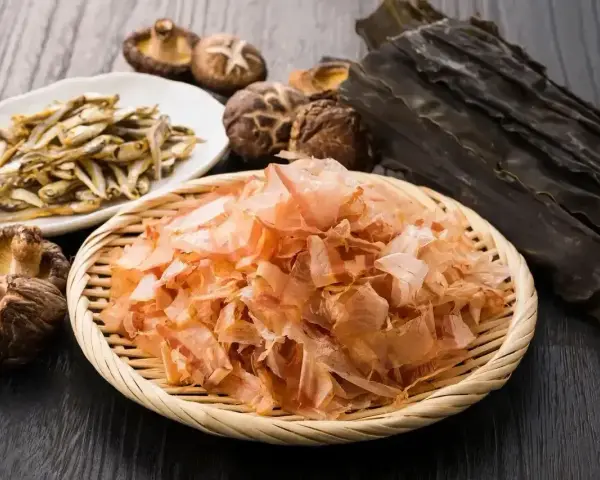 Suszone rybki, grzyby shiitake i wodorosty kombu – składniki bogate w smak umami, tworzące bazę dla wywarów.