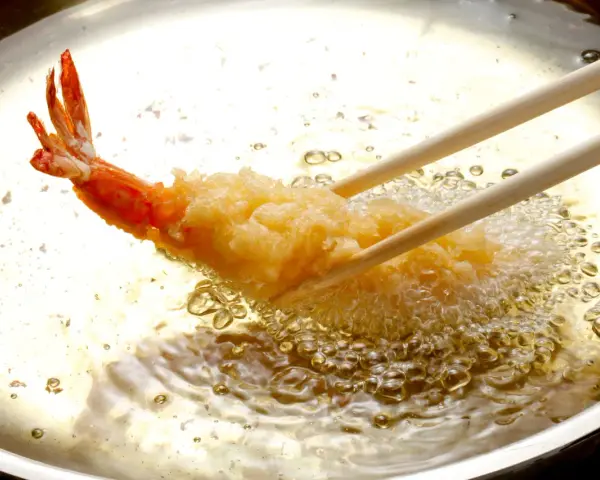 Krewetka w złocistej panierce z panko smaży się w gorącym oleju. Delikatna tempura nabiera chrupkości.