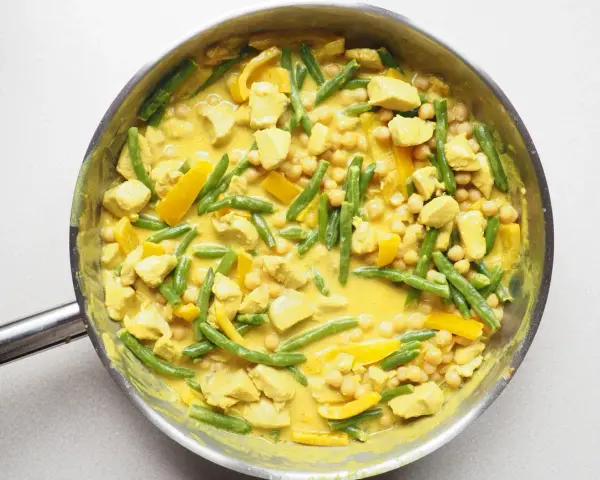 Pyszne danie curry z kurczakiem, fasolką szparagową i ciecierzycą w kremowym sosie.