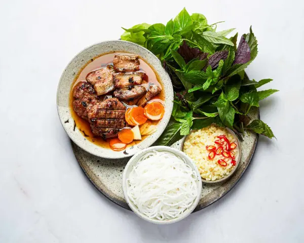 Pyszny bun cha przepis: grillowane mięso w sosie, makaron ryżowy, świeże zioła, czosnek i chili.