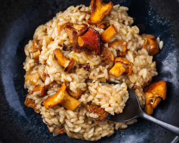 Kremowe risotto z kurkami – szybki i pyszny pomysł na obiad. Idealne, gdy chcesz wiedzieć, co można zrobić z ryżu na szybko.