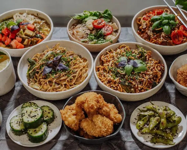 Bogactwo tajskich przekąsek: makarony, chrupiące kąski, edamame i orzeźwiający napój.