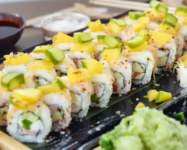 Pyszne rolki sushi z mango i awokado, idealne na letnie popołudnie. Szukasz tykwa przepisy? Te rolki to świetny pomysł!