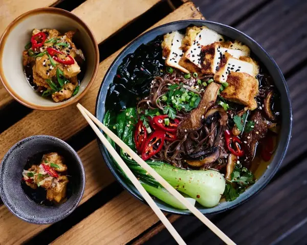 Aromaticzne curry ramen z tofu, grzybami i warzywami.