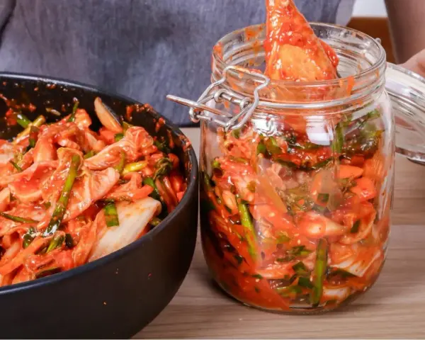 Mieszanka do kimchi w misce i słoiku, gotowa do fermentacji. Prosty sposób, jak zrobić kimchi w domu.