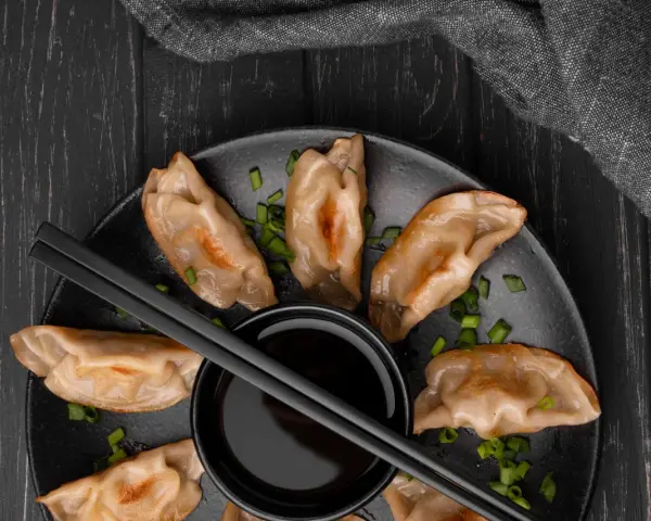 Pyszne pierogi z kimchi, idealne do maczania w sosie. Zobacz nasz przepis na te pikantne pierożki!