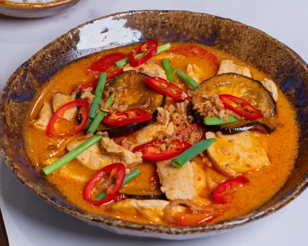 Aksamitne curry po tajsku z kurczakiem, bakłażanem, pomidorkami i ostrą papryczką.