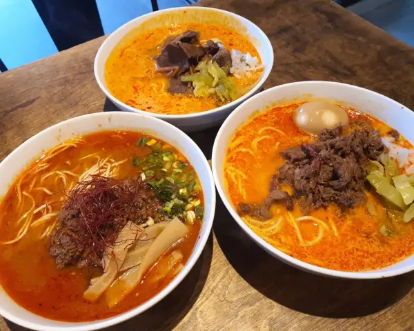 Trzy miski aromatycznego ramen z wołowiną, jajkiem i warzywami. Idealne na chłodny wieczór, smakują jak bbq ramen.