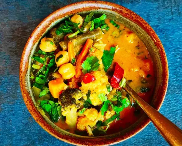 Aksamitne tajskie curry z warzywami: brokuły, kalafior, marchewka i ciecierzyca w aromatycznym sosie.