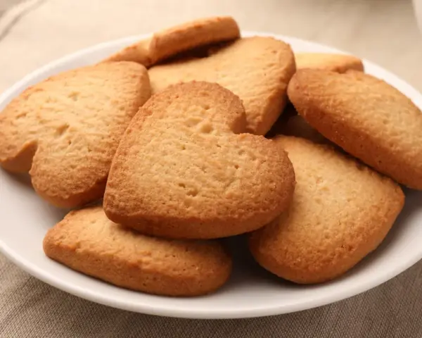 Stos ciastek z miso w kształcie serc, idealnych na prezent.