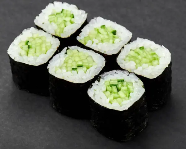 Sześć kawałków sushi z ogórkiem, ułożonych na ciemnym tle.