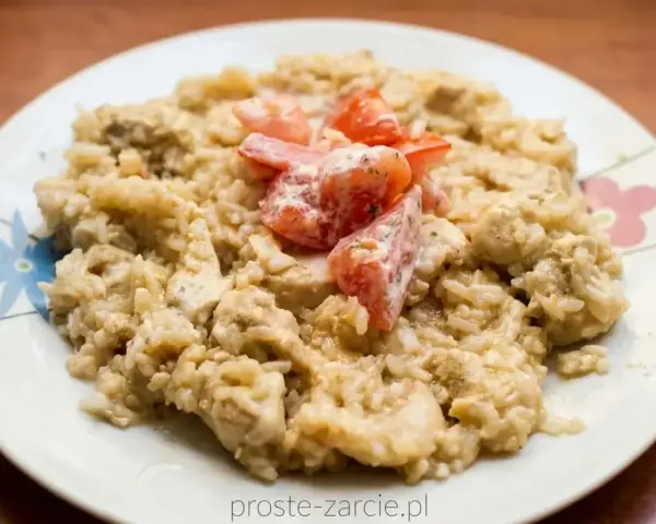 Pyszny kurczak w sosie ostrygowym z ryżem i pomidorami na talerzu.
