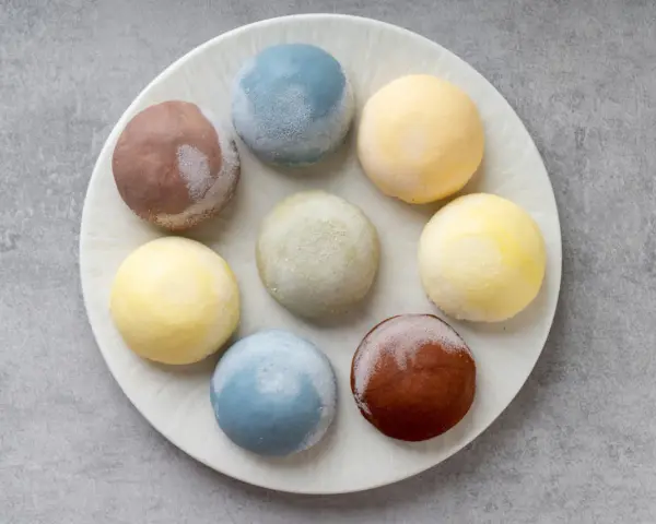 Kolorowe mochi, popularny składnik potraw japońskich, ułożone na talerzu.
