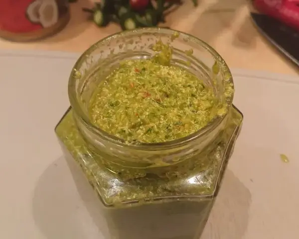 Domowa pasta curry jak zrobić? Zielona, aromatyczna masa w słoiku, gotowa do użycia.